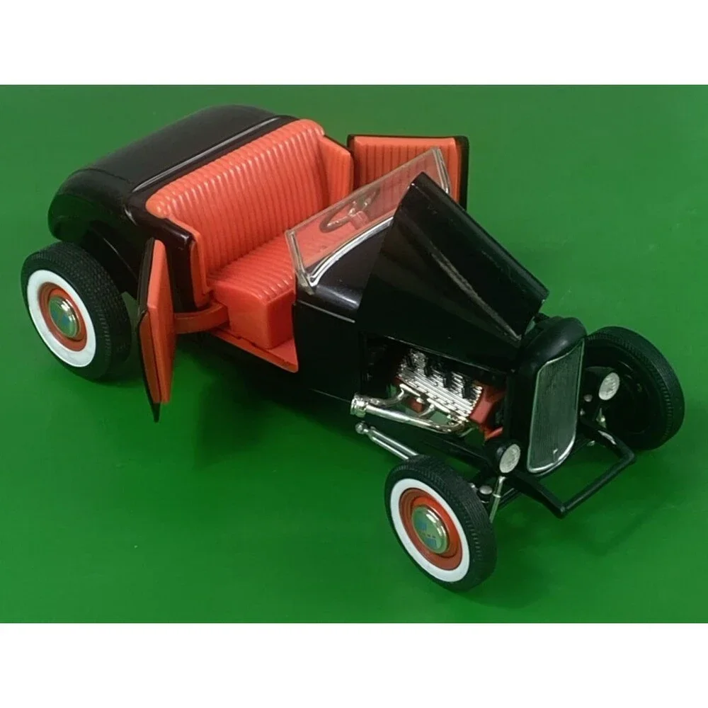 Ford Classic Metal Die Cast  ERTL Ford Motor Company 1:18